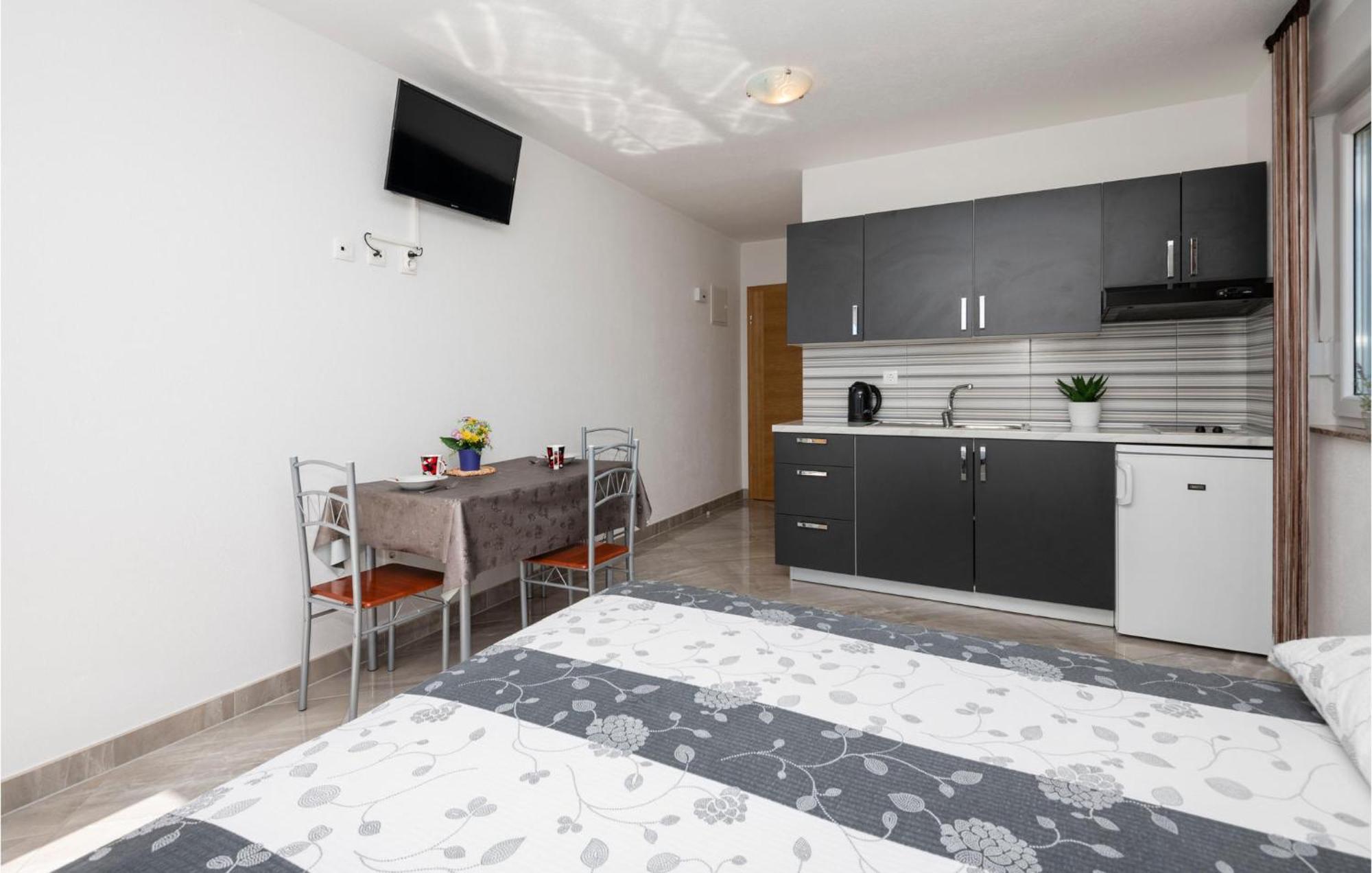 Stunning Apartment In Krvavica With Kitchen Екстериор снимка